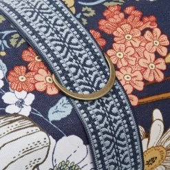 Picknickdecke L 175 X B 154cm BETWEEN FLOWERS In Dunkelblau -Heimdekoration Geschäft butlers picknickdecke l 175 x b 154cm between flowers in dunkelblau 5